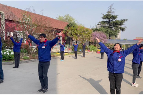 春風(fēng)灑花香，體育場(chǎng)內(nèi)激情燃